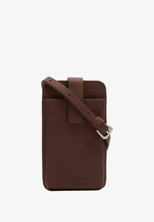 Pochette téléphone bandoulière en cuir marron avec poche avant, sangle réglable et logo "Liebeskind Berlin" en bas.