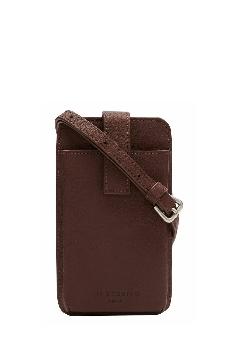 Pochette téléphone bandoulière en cuir marron avec poche avant, sangle réglable et logo "Liebeskind Berlin" en bas.