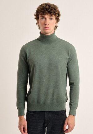 Suéter de punto verde con cuello alto y mangas largas, que presenta un acabado texturizado y un pequeño logo en el pecho. Ajuste clásico con dobladillo acanalado.