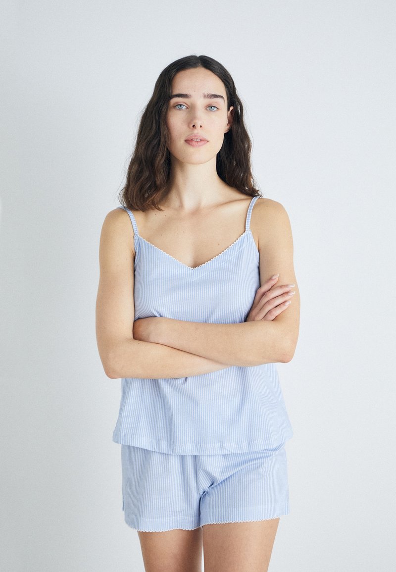 Lichtblauw gestreept setje met een topje en shorts. Spaghetti bandjes, golvende randen en een losse pasvorm met een zachte textuur. Ontworpen voor comfort.