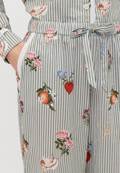 Conjunto de pijama em tecido riscado nas cores azul claro e verde, com estampas florais e de querubins. Os detalhes incluem uma renda e um laço na cintura.