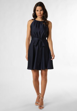 Marineblaues ärmelloses Kleid mit einem Halfter-Ausschnitt, tailliertem Oberteil und einem gebundenen Gürtel in der Taille. Der Stoff hat eine glatte, satinartige Textur.