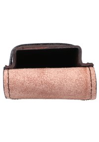 Leren portemonnee in lichtroze suede, rechthoekige vorm, met een donker leren accent bovenop. Heeft een textuurovervlak en zichtbare stiksels.