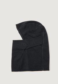 Fekete fleece balaklava, kiterjesztett kialakítással, amely fedezi a fejet és a nyakat. Simább textúrával és lapos varrással a tartósság érdekében.