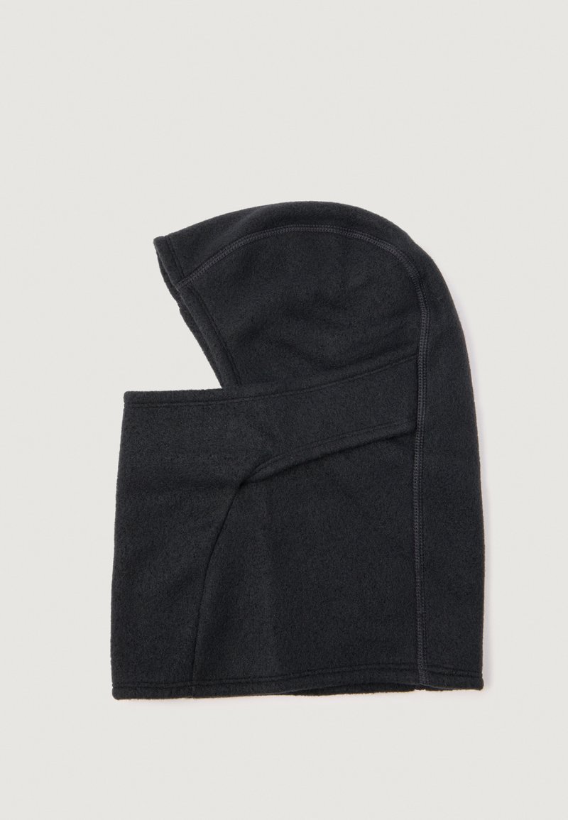 Fekete fleece balaklava, kiterjesztett kialakítással, amely fedezi a fejet és a nyakat. Simább textúrával és lapos varrással a tartósság érdekében.