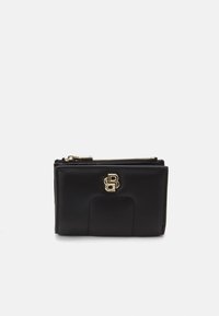 Portefeuille en cuir noir avec fermeture éclair, présentant une surface texturée et un logo doré à l'avant. Forme rectangulaire compacte.