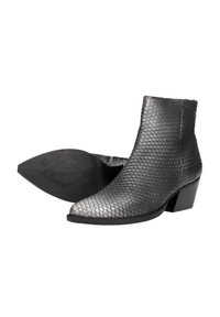 Schwarze Knöchelstiefel mit strukturiertem Schuppenmuster, spitzen Zehen, niedrigen Blockabsätzen, und einem Stiefel, der die Sohle mit Markenprägung zeigt.