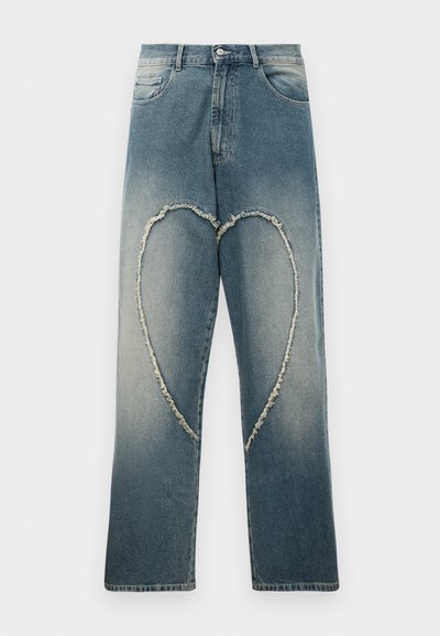 Jeans in denim blu con una toppa a forma di cuore sfilacciata sulle cosce anteriori, dotati di tasche tradizionali e chiusura a bottone.