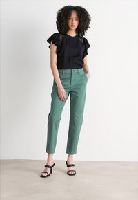 BOSS TACHINI - Hlače chino - open green
