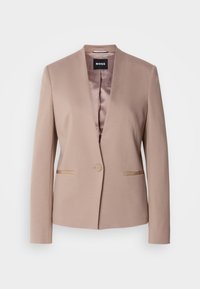 Blazer beige pour femme avec fermeture par un bouton, design sans col et deux poches fendues, étiquette BOSS à l’intérieur du col.