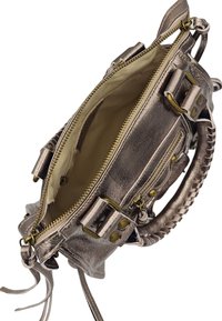 Sac à main en cuivre métallique avec fermeture éclair. Présente une texture en cuir, des accents en matériel doré et une poignée tressée. Intérieur en tissu beige.