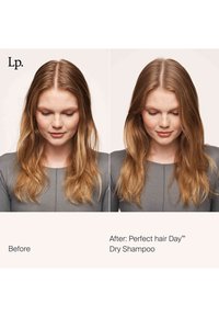 Frau mit langen blonden Haaren, die nach unten schaut, gezeigt vor und nach der Verwendung von Trockenshampoo, wobei das Haar nach der Produktanwendung voller und glatter erscheint.