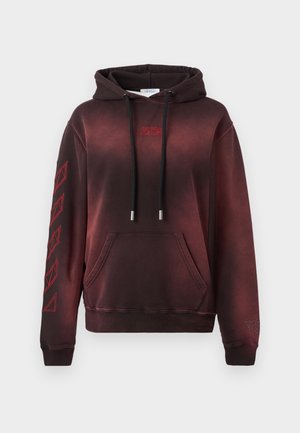 Sweat à capuche dégradé rouge foncé et noir avec poche avant, cordons noirs, motifs géométriques rouges sur les manches et petit texte rouge sur la poitrine.