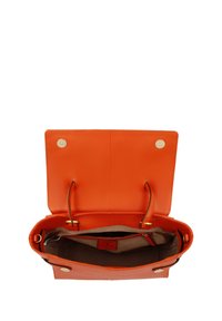 Orangenes Lederhandtasche mit strukturiertem Finish, ausgestattet mit einem magnetischen Druckknopfverschluss, zwei Innenfächern und kontrastierendem braunem Innenfutter.