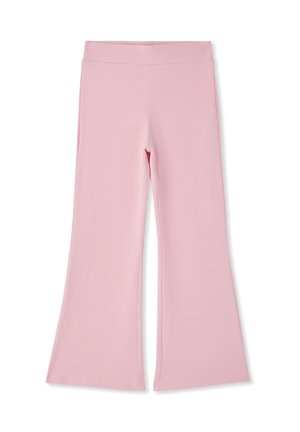 Rozszerzane spodnie z miękkiego różowego materiału o gładkiej fakturze, z szerokim paskiem w talii i dopasowanym krojem. Brak widocznych wzorów czy akcentów.