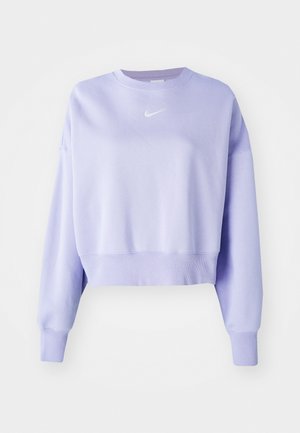 Sudadera recortada de color lilac hecha de una tela suave, con cuello redondo, mangas largas y un pequeño logo blanco de Nike en el frente.