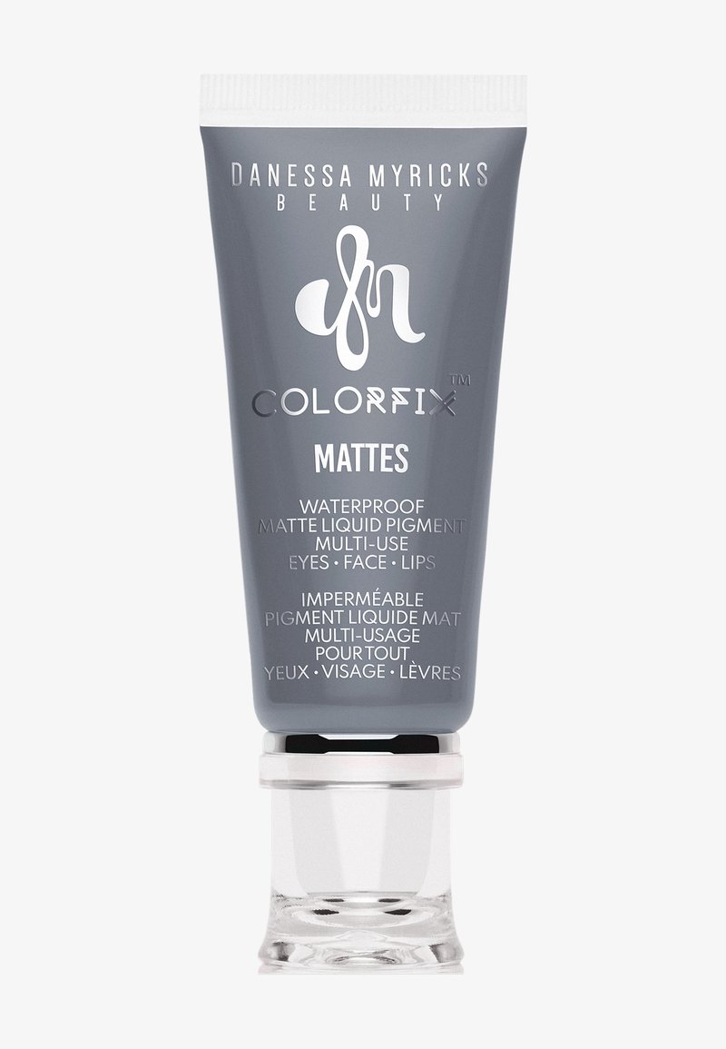 Tube de Danessa Myricks Beauty Colorfix Mattes, pigment liquide mat imperméable pour les yeux, le visage et les lèvres, emballage gris avec un capuchon blanc.