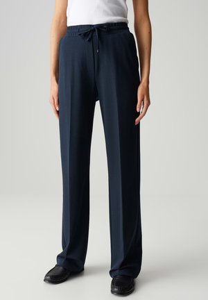 Pantaloni navy leggeri, in tessuto intrecciato, con vita elastica e cordino regolabile. Design a gamba dritta senza motivi o decorazioni visibili.