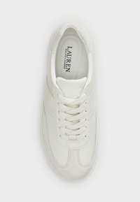 Białe sneakersy z cholewką wykonaną z nubuku i skóry, płaskimi sznurowadłami, okrągłym noskiem i teksturowaną podeszwą. Zawierają subtelne logo na wkładce i języku.