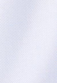 Biały materiał o fakturze z delikatnym wzorem siateczki z małymi diamentowymi kształtami, zapewniający gładki i lekko przepuszczalny wygląd.