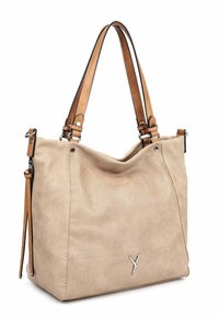 Sac cabas beige perforé avec poignées marron clair, ferrures argentées et petit logo métallique sur le bas côté avant.