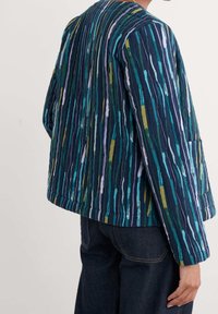 Navy pikowana kurtka z wielokolorowymi pionowymi paskami w kolorach zielonym, niebieskim i fioletowym. Posiada luźny krój i przednią kieszeń.