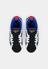 Un paio di scarpe da ginnastica nere, bianche e blu con lacci neri, linguette rosse e logo "Flight" sulla linguetta, viste dall'alto.