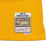 Gelbes Basketballtrikot mit Netzstruktur, Etikett "Hardwood Classics" und einem Tag mit "Shaquille O'Neal" und "1996-97" aufgedruckt.