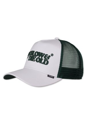 Casquette de camionneur blanche avec un dos en maille verte, arborant un texte vert foncé bien en évidence, "SLOW & DIE OLD," et une étiquette noire sur le côté.