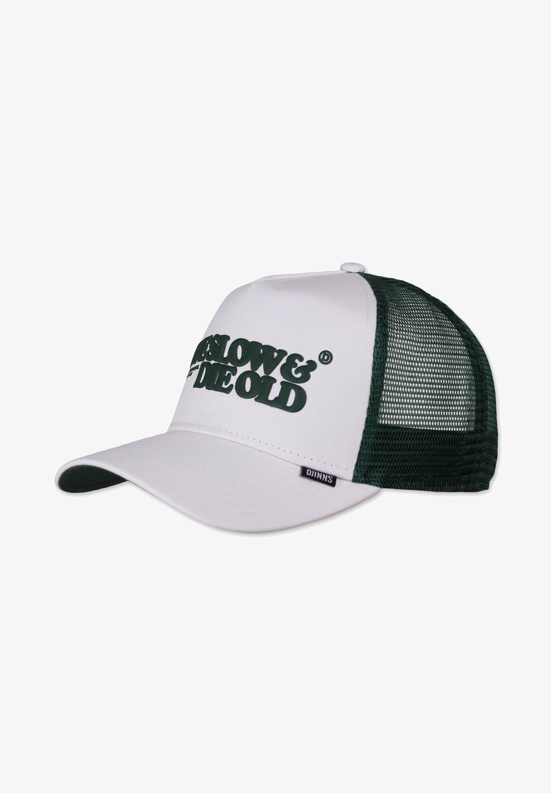 Weißes Trucker Cap mit grünem Netzstoff auf der Rückseite, mit auffälligem, dunkelgrünem Text "SLOW & DIE OLD" und einem schwarzen Etikett an der Seite.