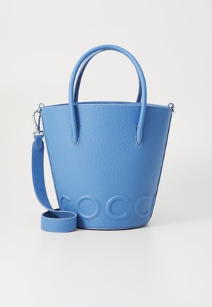 Blå læder spandtask med tekstureret overflade, kort håndtag, aftagelig skulderrem og præget "COCC" detalje i bunden.