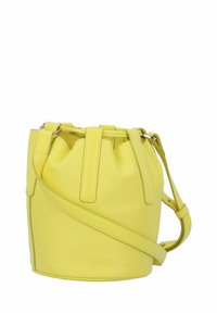 Borsa a secchiello gialla in pelle con un'apertura raccoglibile, tracolla regolabile e texture liscia; presenta hardware minimale e una base arrotondata.