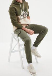 Creeks AMERICAN INSPIRATION FASHION COOL EASY KAPUZENPULLOVER HOODIE MIT  TASCHE  - Sweat à capuche - vert kaki