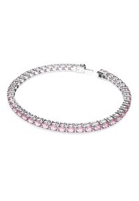 Pulsera de tono plateado que presenta una fila de piedras preciosas ovaladas rosas dispuestas en un patrón enlazado. Cierre de broche en un extremo. Acabado suave y pulido.