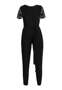 Combinaison noire avec manches courtes en dentelle, corsage ajusté et ceinture à nouer à la taille. Les jambes fuselées et un col droit complètent le design.