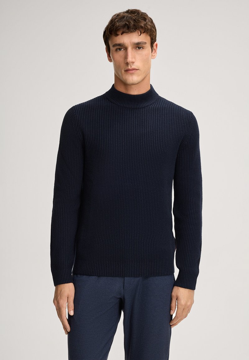 Marineblauer Rippstrick-Pullover mit Rollkragen aus strukturiertem Strickstoff, mit langen Ärmeln und tailliertem Design.