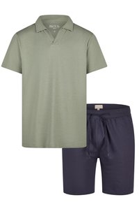 Zelené polo tričko s krátkým rukávem a designem v-neck, v kombinaci s námořnickomodrými šortkami s elastickým pasem a šňůrkou.