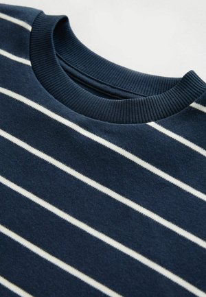 Camisa de manga larga azul marino con rayas horizontales blancas. Cuenta con un cuello redondo acanalado y una textura de tela suave.