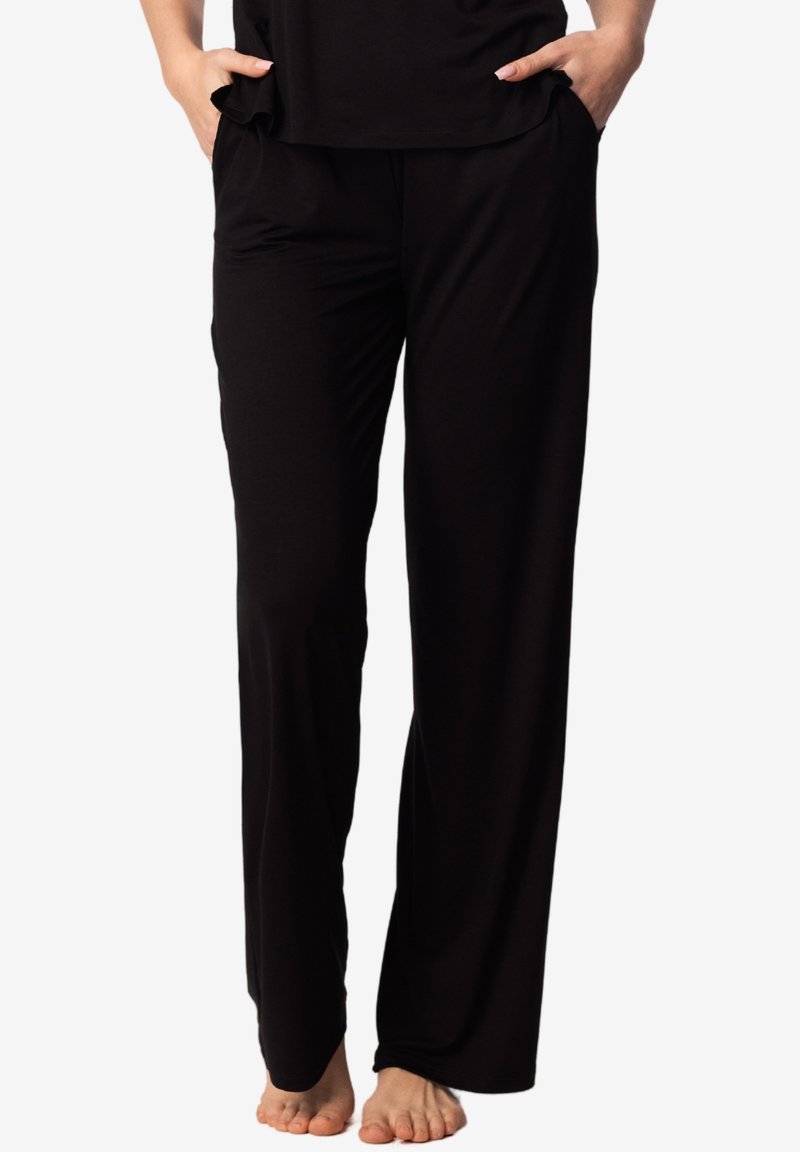 Czarne spodnie wykonane z miękkiego materiału, o luźnym kroju, szerokich nogawkach i kieszeniach, z gładką teksturą i bez widocznych wzorów.