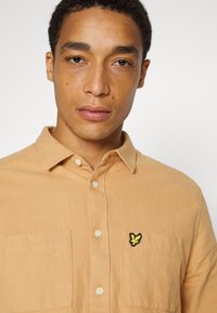Lyle & Scott Camisa - tan