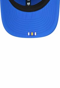 Blaues Cap mit schwarzem Schirmunterseite, das drei kleine rechteckige Patches in Blau, Gelb und Weiß aufweist. Glatte Stoffoberfläche.