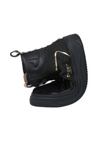 Schwarze Sneaker mit glitzerndem schwarzen Obermaterial, goldenen Akzenten und einer strukturierten Gummisohle. Verfügt über ein faltbares Design für eine kompakte Aufbewahrung.