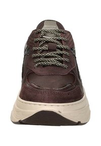 Donker bordeauxkleurige sneaker met een gestructureerd oppervlak, voorzien van een brede, gevoerde zool en reflecterende accenten. De veters zijn gevlochten in contrasterende kleuren.