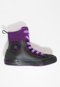 Wysokie czarne trampki z fioletowymi zamszowymi detalami, fioletowymi sznurowadłami i okrągłym czarnym logo. Gumowa podeszwa z fakturą antypoślizgową.