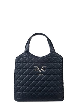 Schwarze gesteppte Handtasche mit oberen Griffen und silbernem "19 V 69 ITALIA" Logo, mittig auf der Vorderseite.