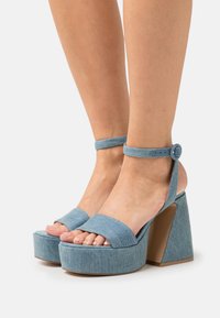 Steve Madden - PAYSIN - Sandalias con plataforma - blue denim Imagen en miniatura 1