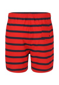 Shorts de bain rouges avec des rayures horizontales bleu marine, taille élastique et une poche arrière avec fermeture à bouton. Texture de tissu lisse.