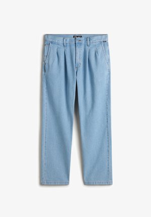 Pantaloni in denim azzurro chiaro con taglio dritto, dotati di una parte anteriore plissettata, tasche anteriori standard e chiusura a bottone in vita.