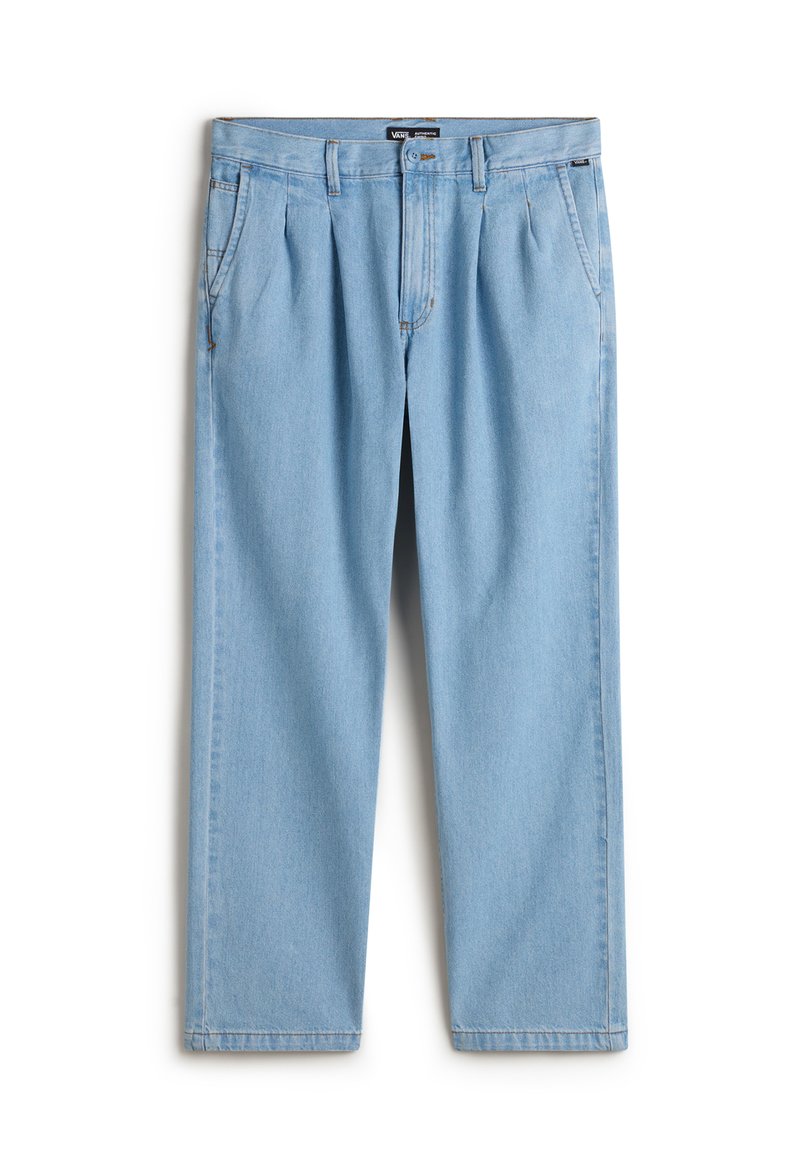 Pantalones de mezclilla azul claro con corte recto, con un frente plisado, bolsillos frontales estándar y un cierre de botón en la cintura.