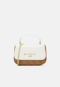 Piccola borsa a tracolla con parte superiore bianca e sezione inferiore marrone a fantasia. Presenta una tracolla in catena dorata e dettagli del logo dorati. Forma rettangolare.